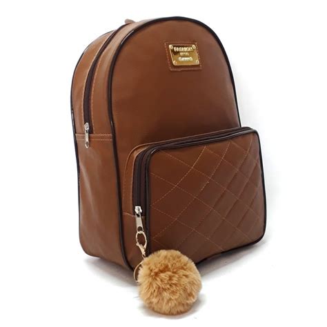 mochila de couro sintético com pompom